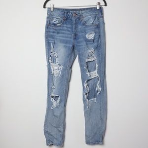 American Eagle | Destroyed Tomgirl Jean